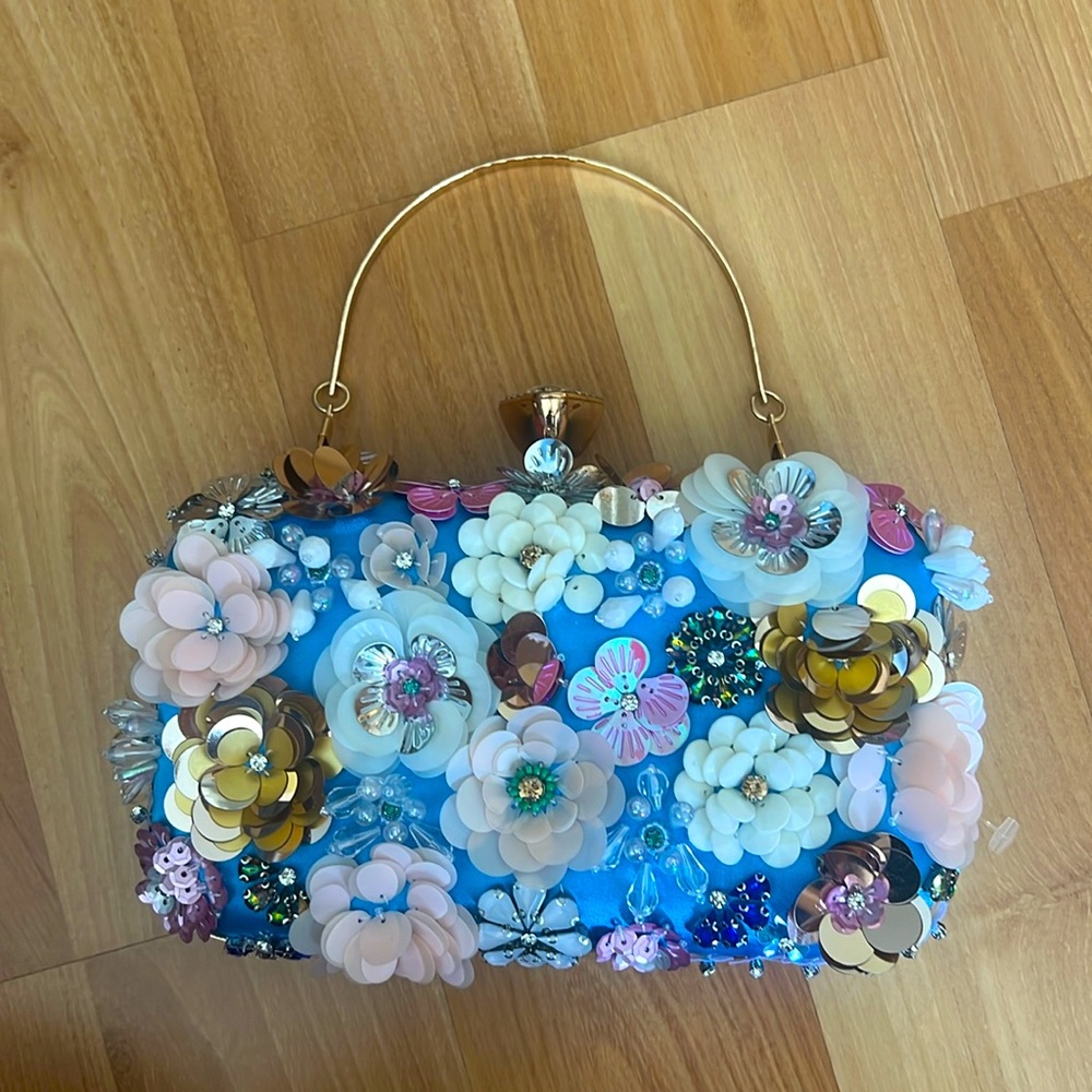 COPY - Bebe Sequenced Daisy Clutch - Picture 3 of 17